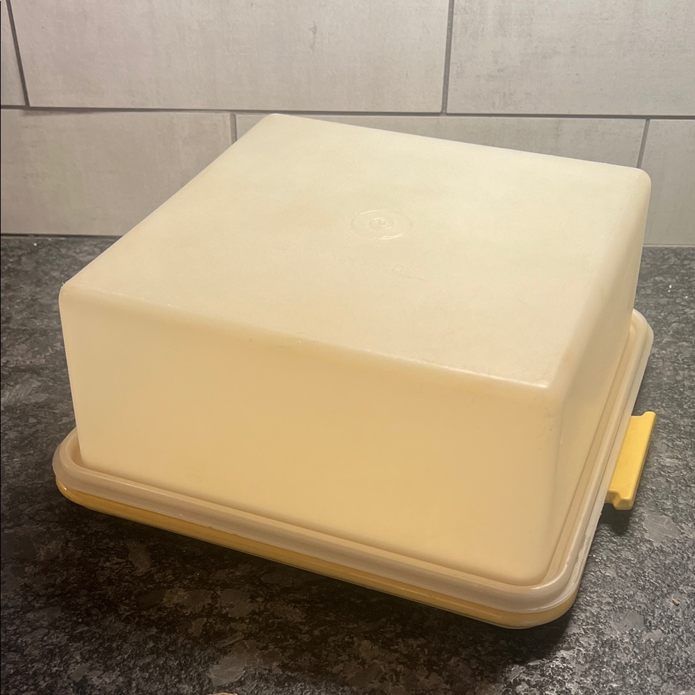 11X11 Vintage Tupperware cake carrier. Harvest Gold and White. Exc condition